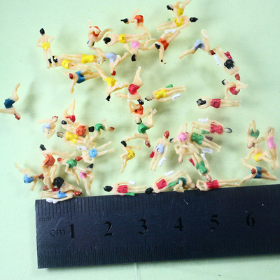 China A natação de pintura dos povos arquitectónicos coloridos do modelo à escala figura 1.8cm 1/100 para a disposição modelo de construção fornecedor