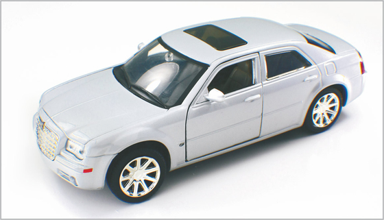 China 1/24 carros de modelo à escala feitos sob encomenda brancos prateados Chrysler 300 como em casa Decoratio fornecedor