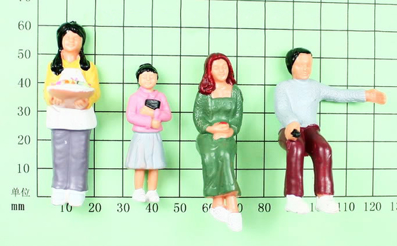 Os povos arquitectónicos vermelhos/do preto modelo à escala modelam figuras dos povos fornecedor