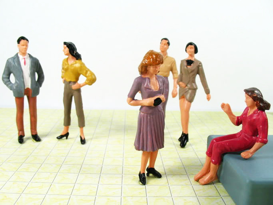 Os povos arquitectónicos vermelhos/do preto modelo à escala modelam figuras dos povos fornecedor
