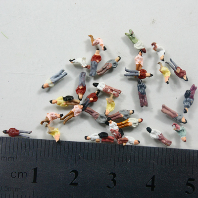 Os povos arquitectónicos do modelo à escala do 1:300 plástico, 0.6cm pintaram figuras para a disposição do trem fornecedor